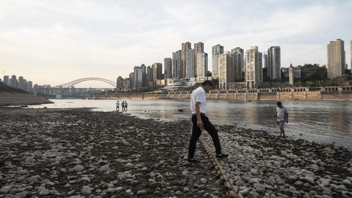 Lowering water levels along the Yangtze River in China