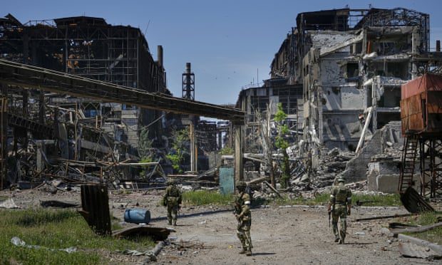 Russian soldiers patrol the area of ​​the Metallurgical Kombin Azovstal, in Mariupol, in the Russian-controlled Donetsk region.