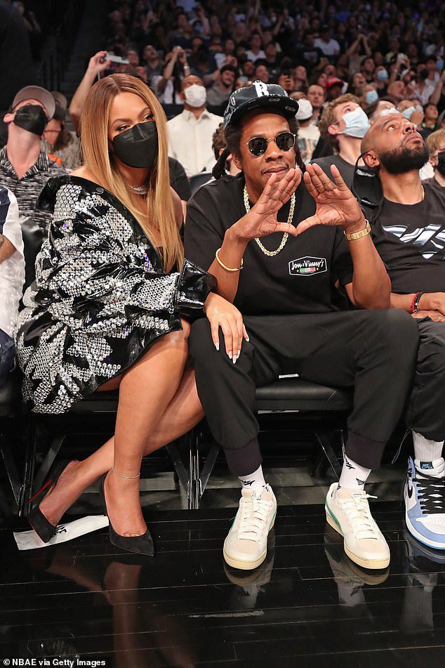 Republic of China: According to the site, Jay-Z orders all financial books and records as well as the location of all warehouses storing barrels, bottles and accessories of the brand's cognac, photographed with his wife Beyoncé in June 2021
