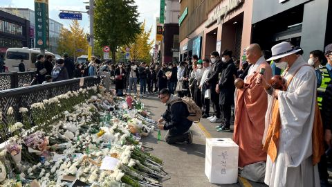 Mourners honor the victims of the deadly Halloween crowd in Seoul on October 31, 2022. 