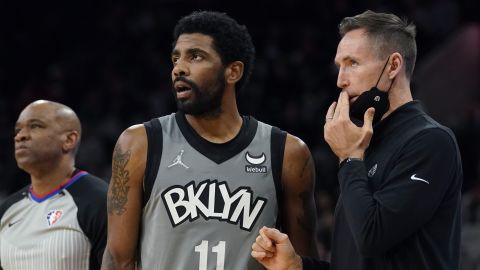 Irving talks with former coach Steve Nash during a game against the San Antonio Spurs on Friday, January 21, 2022.