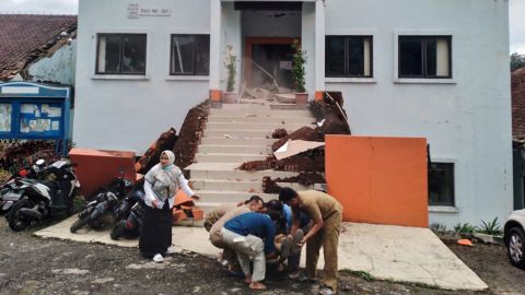 Municipal officers in Cianjur evacuate an injured colleague in the aftermath of the earthquake.