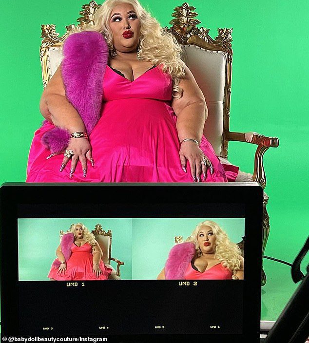 The Super Sized Salon, which debuted on WE TV earlier this year, has Lopez losing 400 pounds — initially weighing 846 pounds — and styling her salon, Babydoll Beauty Couture in Las Vegas, from her home.
